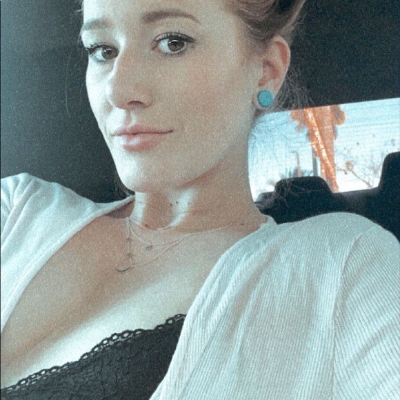 Meet your Posher, Erica - Picture 3 of 4